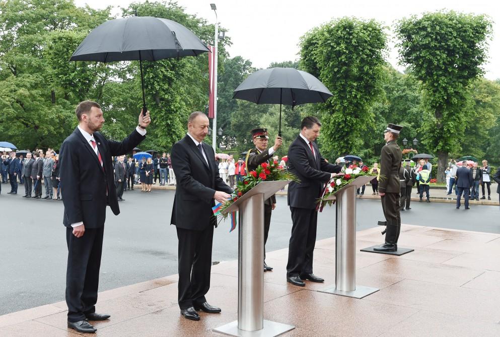 President Aliyev visits Freedom Monument in Latvia [PHOTO]