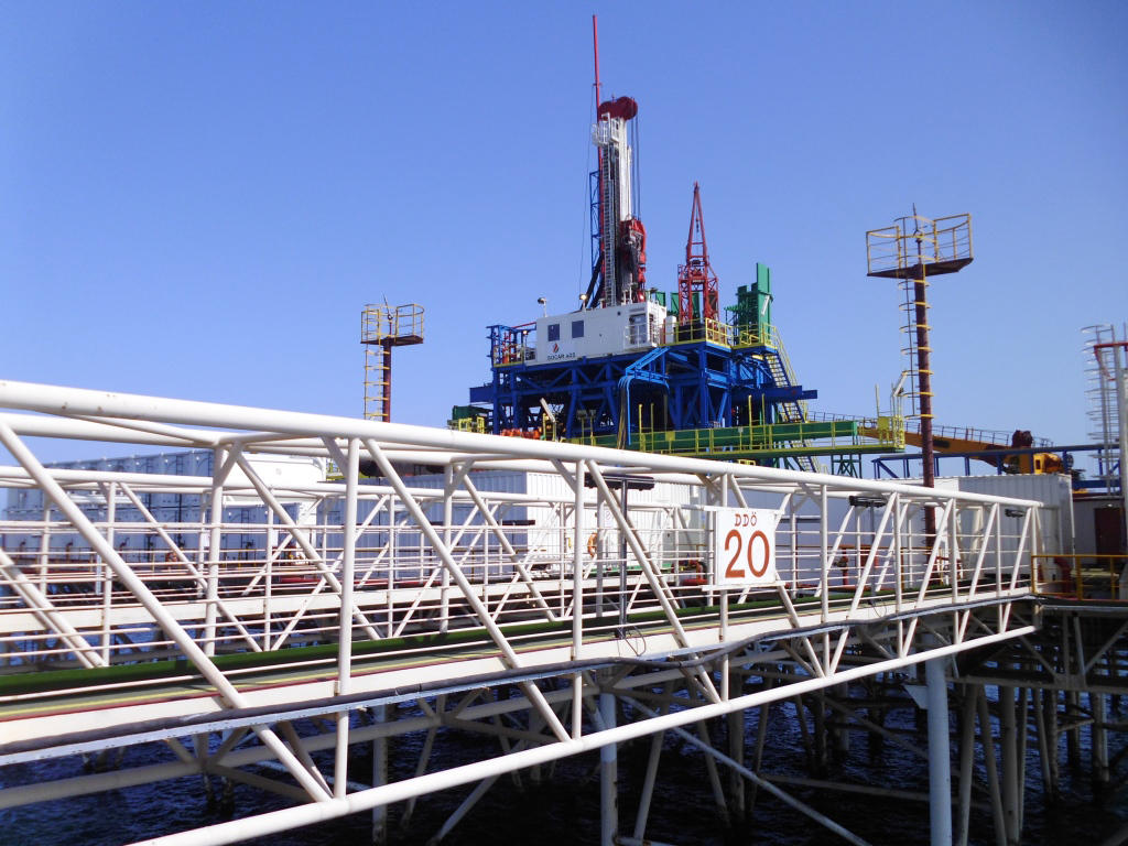 SOCAR commissions new well on Oil Rocks