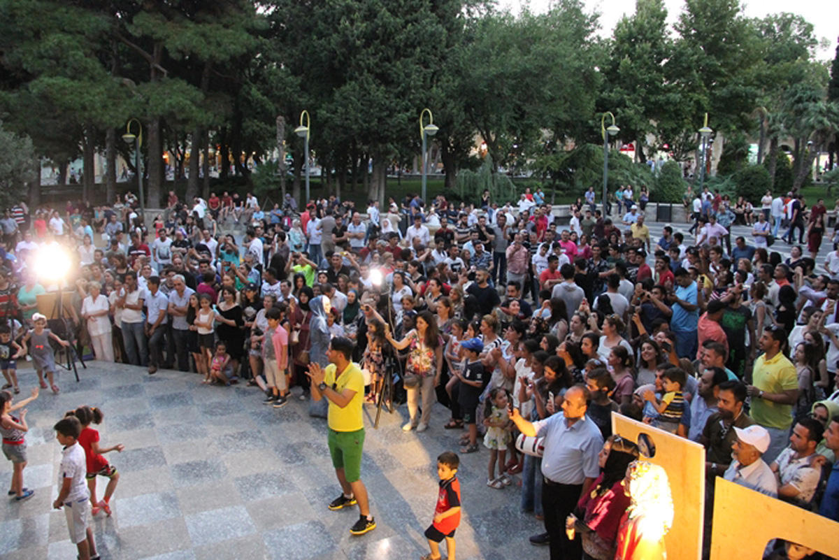 Famous singers perform at Fountain Square [PHOTO]