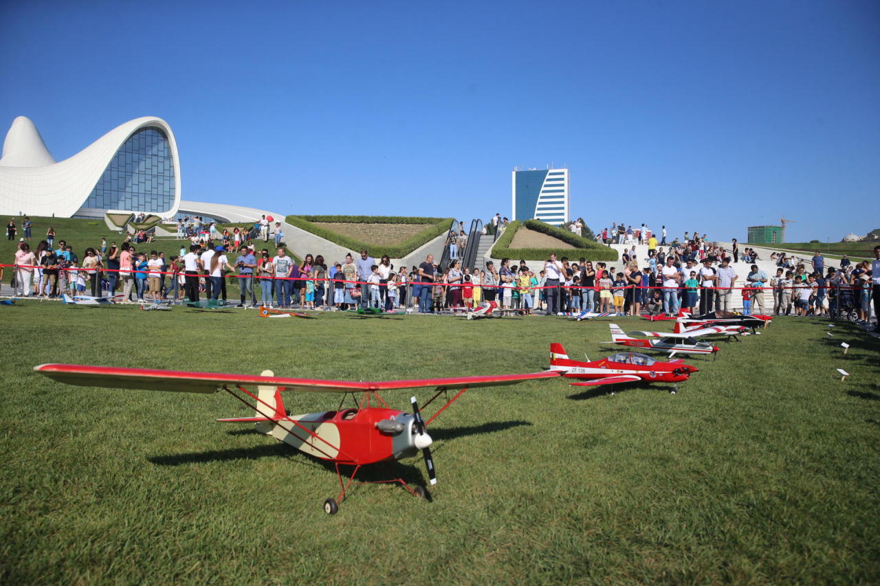 Flight show of aircraft models mesmerize Bakuvians [PHOTO]