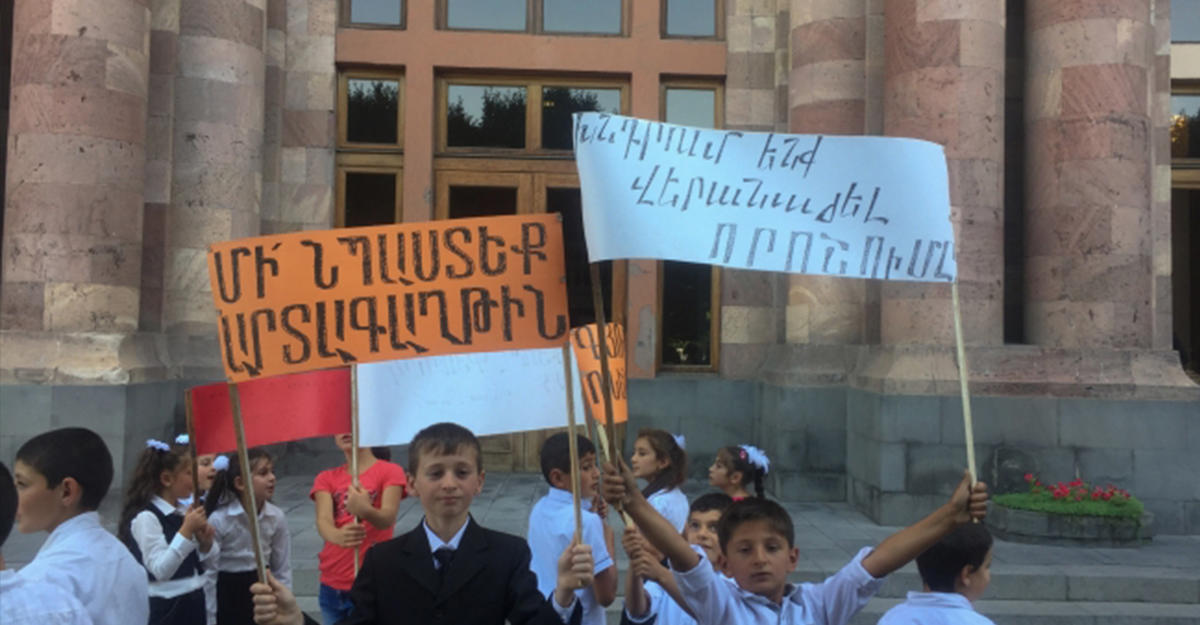 Armenian schoolchildren protest against government's decision