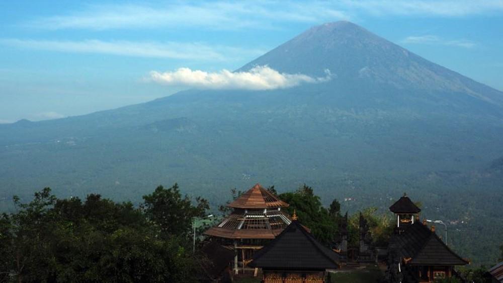 Observers fear Indonesian eruption as 50,000 evacuated