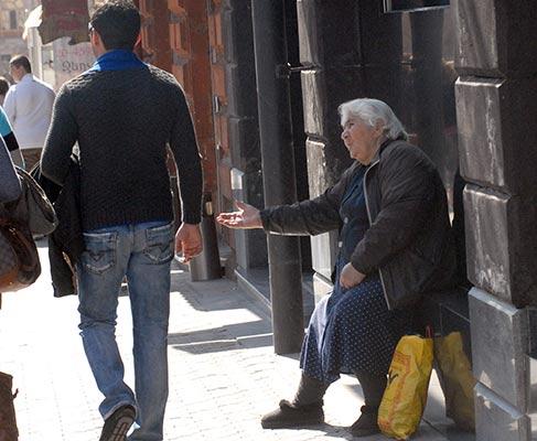 Almost half of Armenians live on verge of poverty