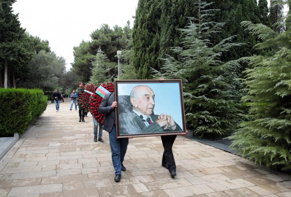 Prominent scientist Lotfi Zadeh buried in Baku [PHOTO]