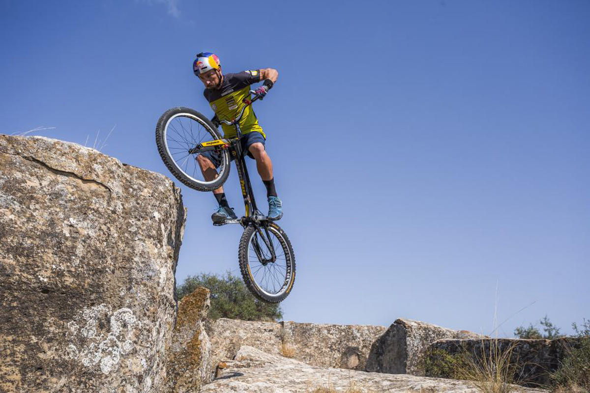 Watch a mountain biker ride in Gobustan [VIDEO/PHOTO]