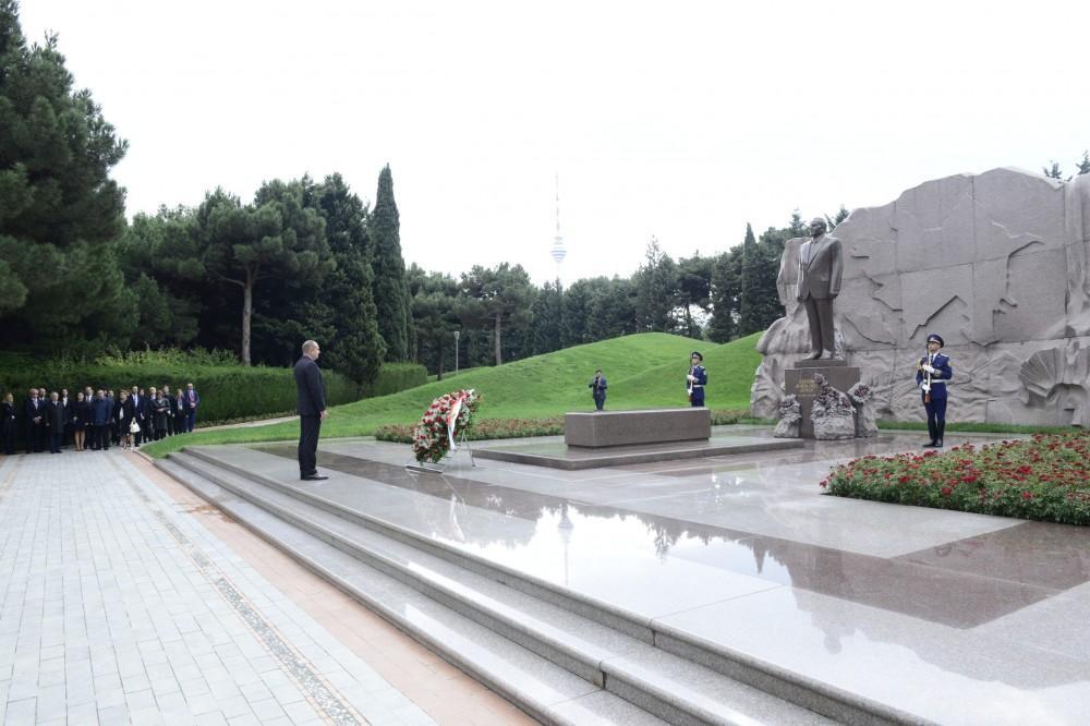 Bulgarian President pays respect to national leader Heydar Aliyev [PHOTO]