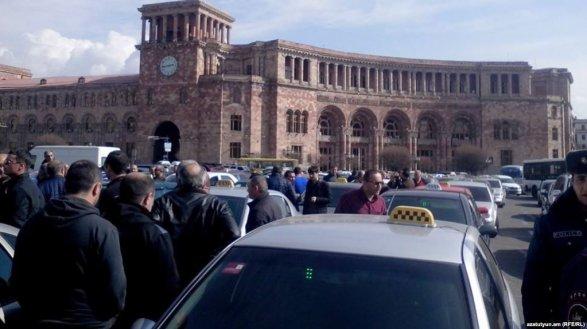 Taxi drivers protest against Transport Minister in Yerevan