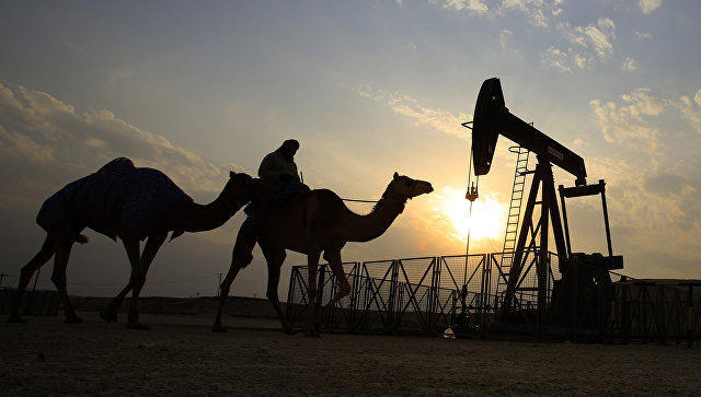 Oil gains while US crude's discount to Brent deepens