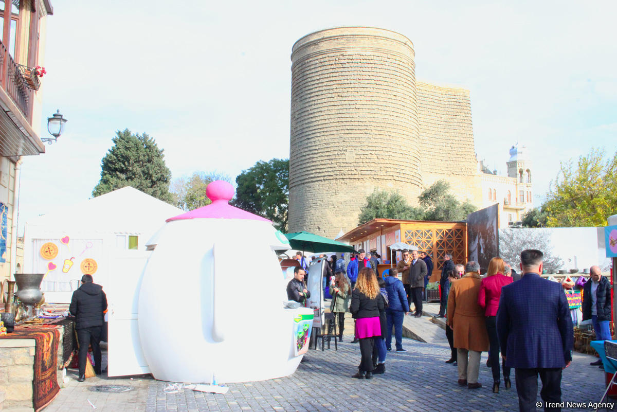 Forget bad weather at Baku Street Food Festival [PHOTO]