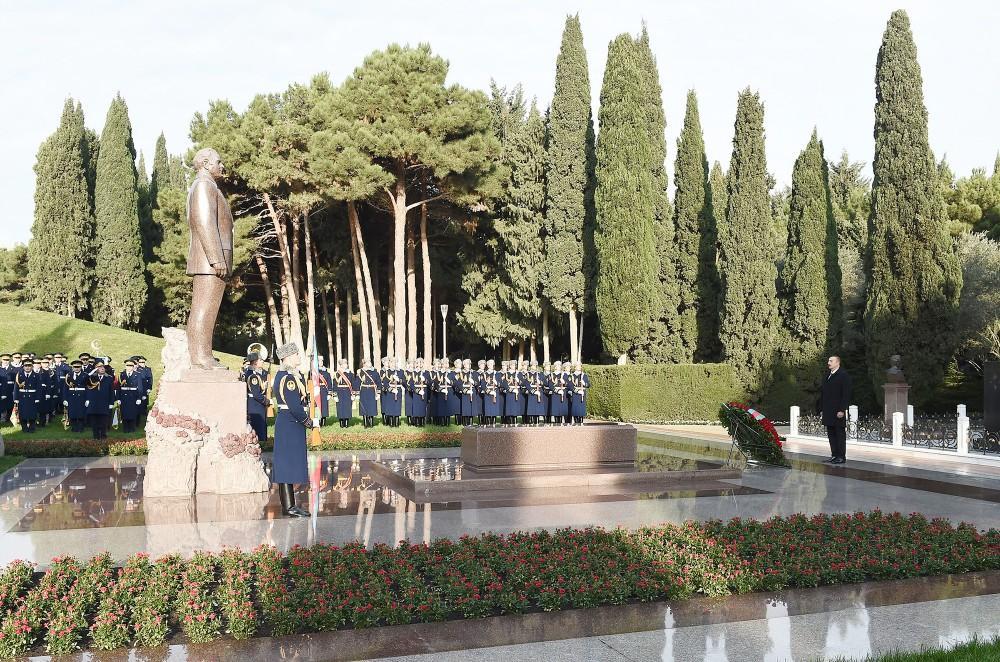 President Aliyev visits grave of national leader Heydar Aliyev [PHOTO]