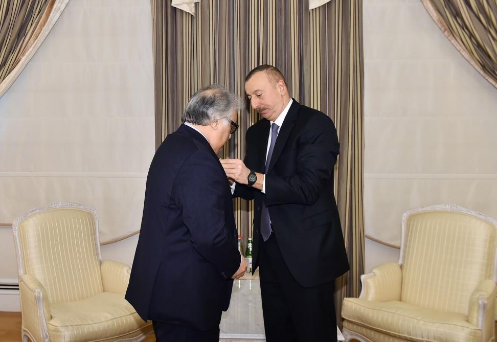 President Aliyev presents "Istiglal" Order to People's Artist Farhad Badalbayli [PHOTO]