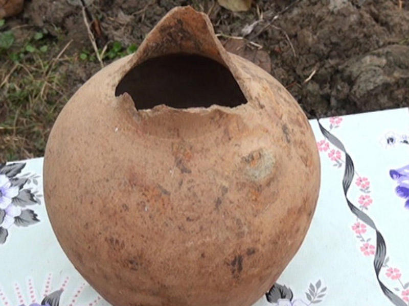 Ancient pottery vessels found in southern region