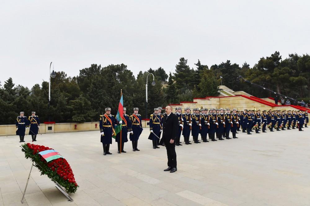 Azerbaijani president, first lady pay tribute to martyrs [PHOTO]