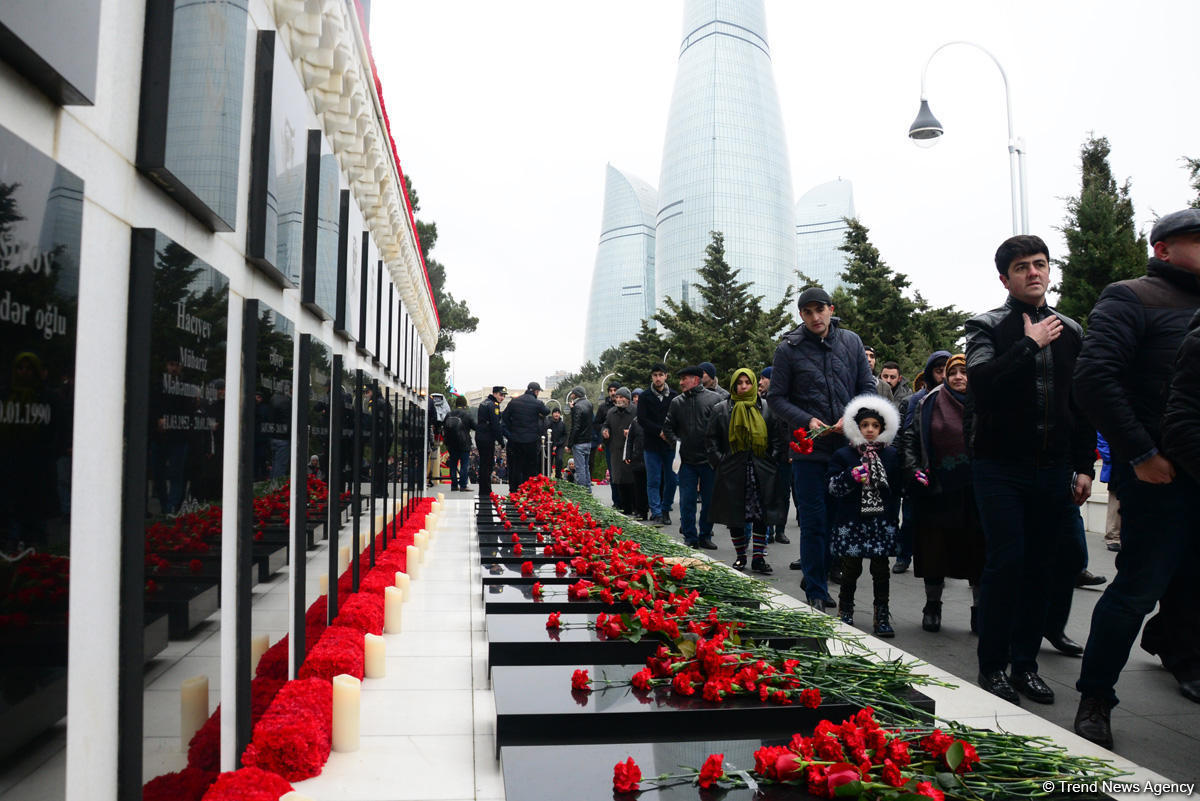 Azerbaijani public pays tribute to January 20 victims [PHOTO]
