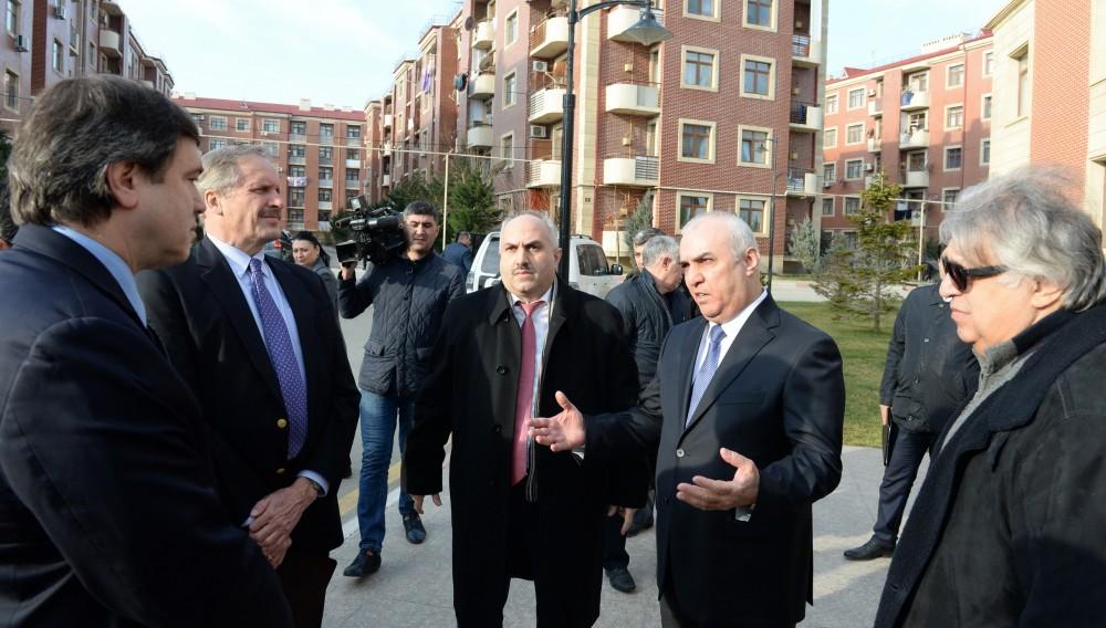 US diplomats visit Azerbaijani IDPs [PHOTO]