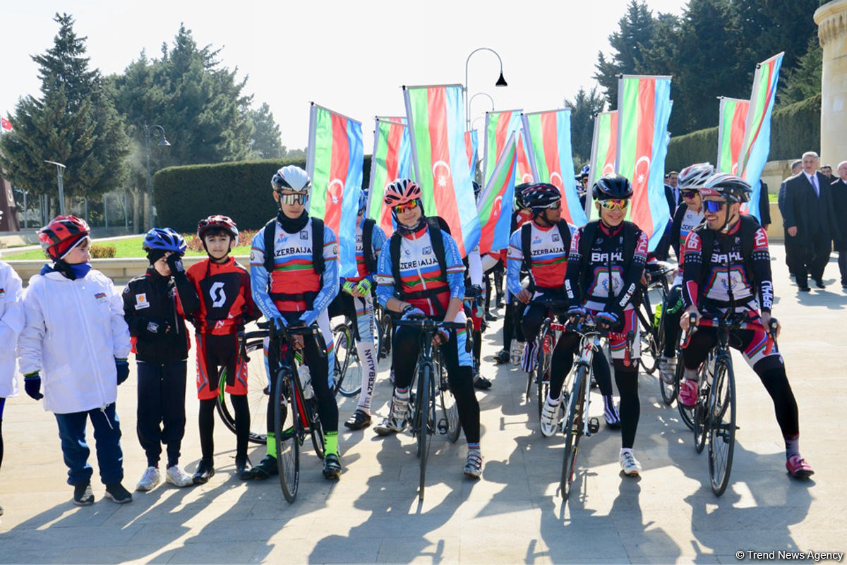 Baku hosts bike ride on occasion of Physical Culture and Sports Day [PHOTO]