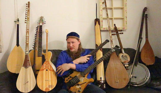 American musician brilliantly plays kamancha [VIDEO]