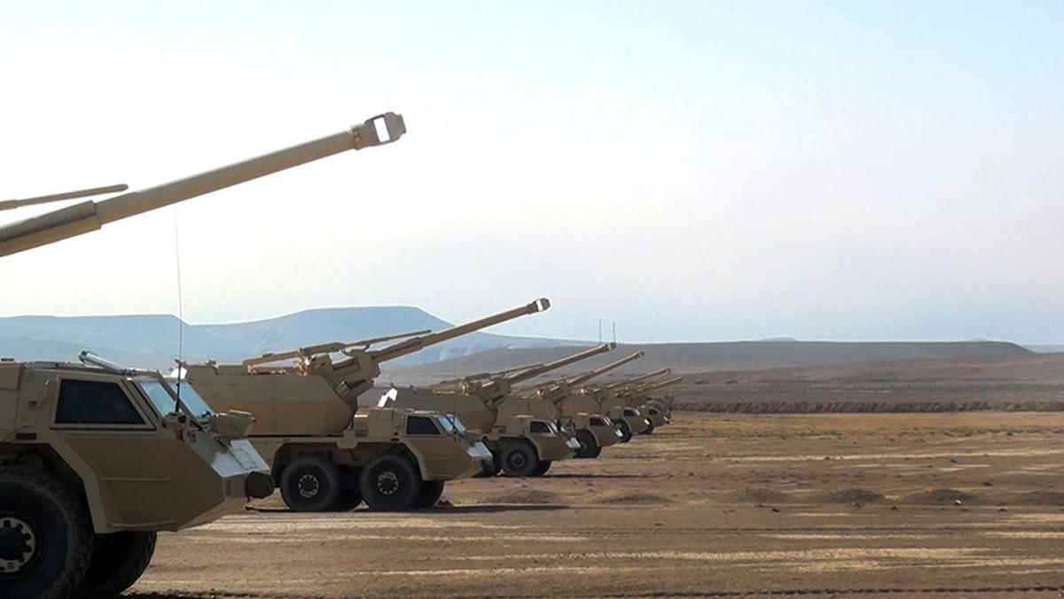 Azerbaijan's defense minister inspects equipment involved in large-scale drills [PHOTO/VIDEO]