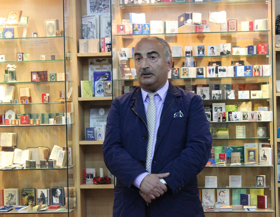 Azerbaijani writer: President Ilham Aliyev confidently leads people to new accomplishments