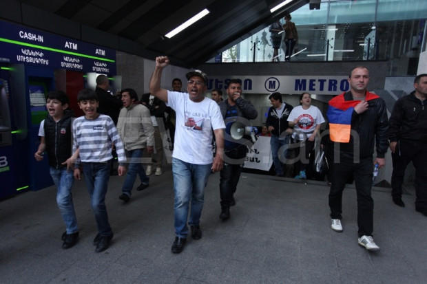 Armenians protest against Sargsyan's remaining in power [PHOTO]