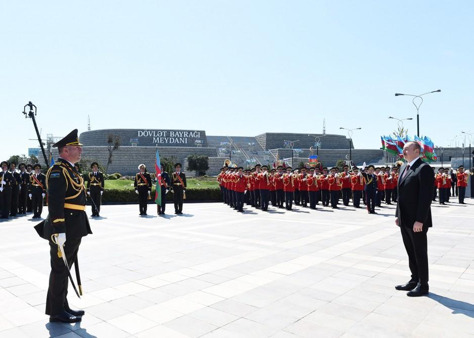 President Ilham Aliyev, his family members visit National Flag Square [PHOTO]