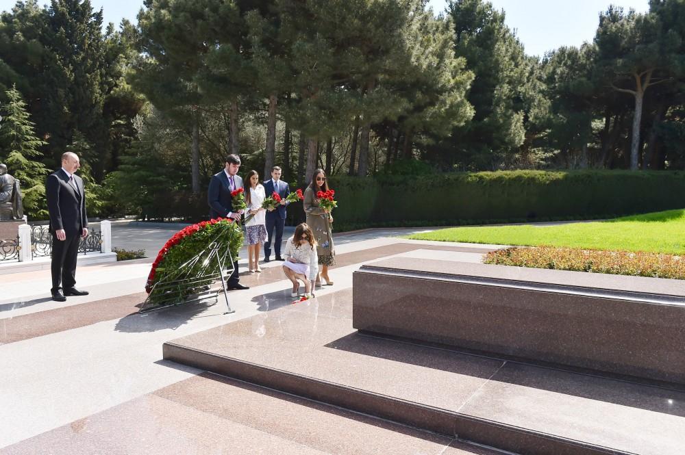 President Ilham Aliyev, family members visit grave of National Leader Heydar Aliyev and Alley of Martyrs [PHOTO]