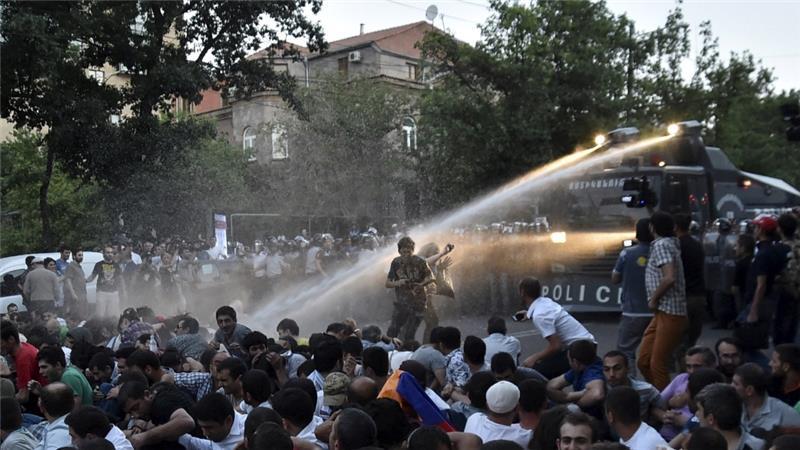 Armenian police detains 62 demonstrators