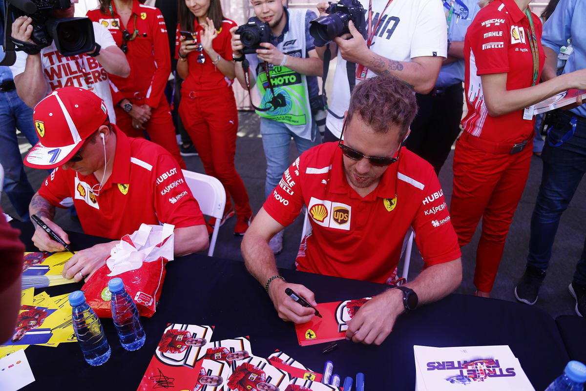 F1 pilots meet fans at autograph session in Baku [PHOTO]Trend:  An autograph session of F1 drivers was held today