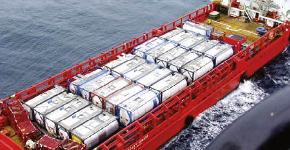 Перевозка морских опасных грузов. Танк контейнеры на судне. Танкер с контейнерами. Баржа с контейнерами. Контейнер для наливных грузов.