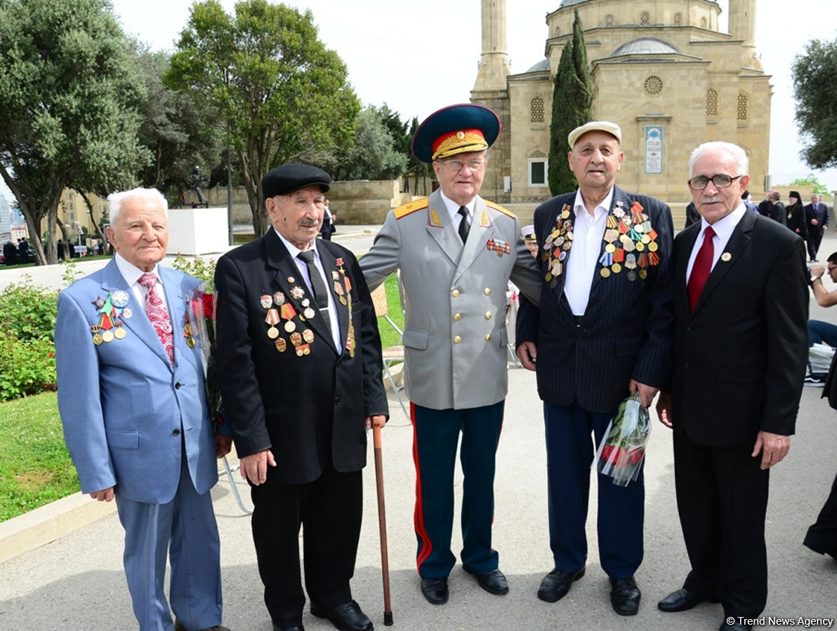 Azerbaijanis mark 73rd anniversary of victory over fascism in WWII [PHOTO]
