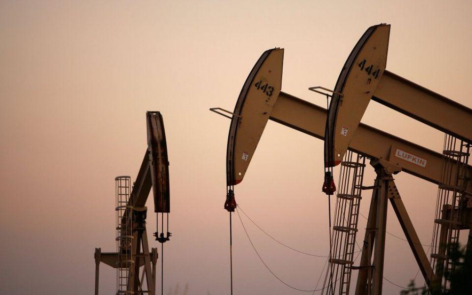 Oil rises on background of  world reserves reduction