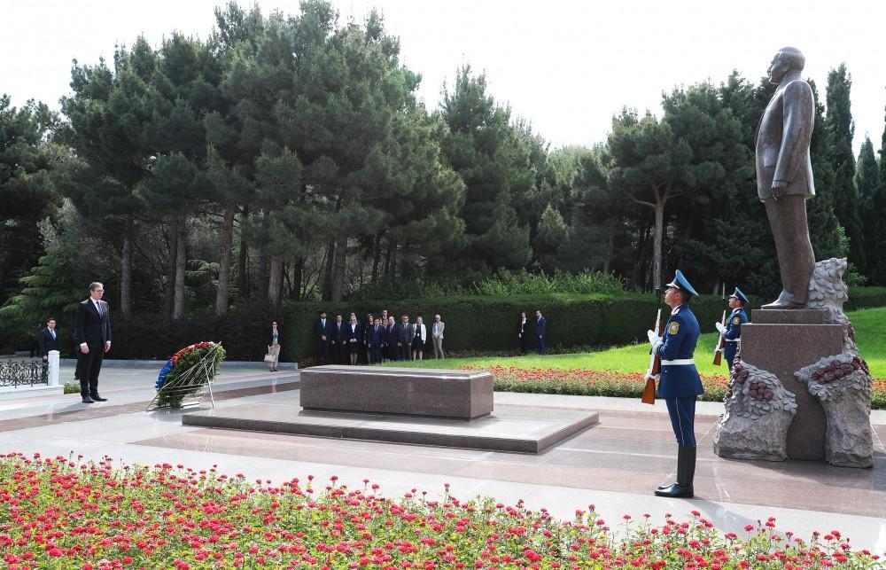 Serbian president pays respect to Azerbaijani national leader Heydar Aliyev [PHOTO]