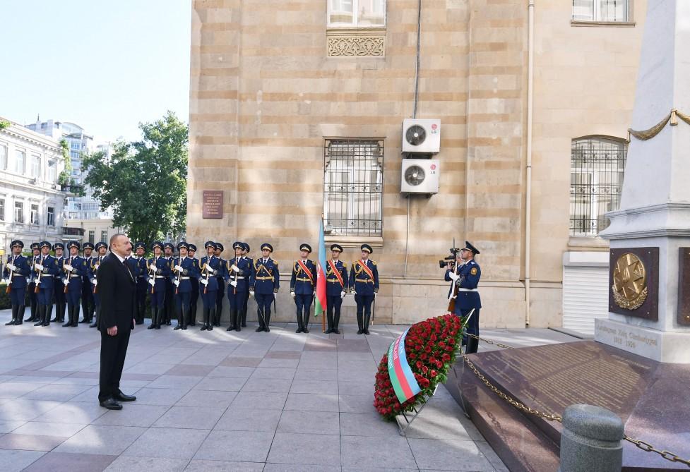 President Aliyev visits memorial in honor of Azerbaijan Democratic Republic