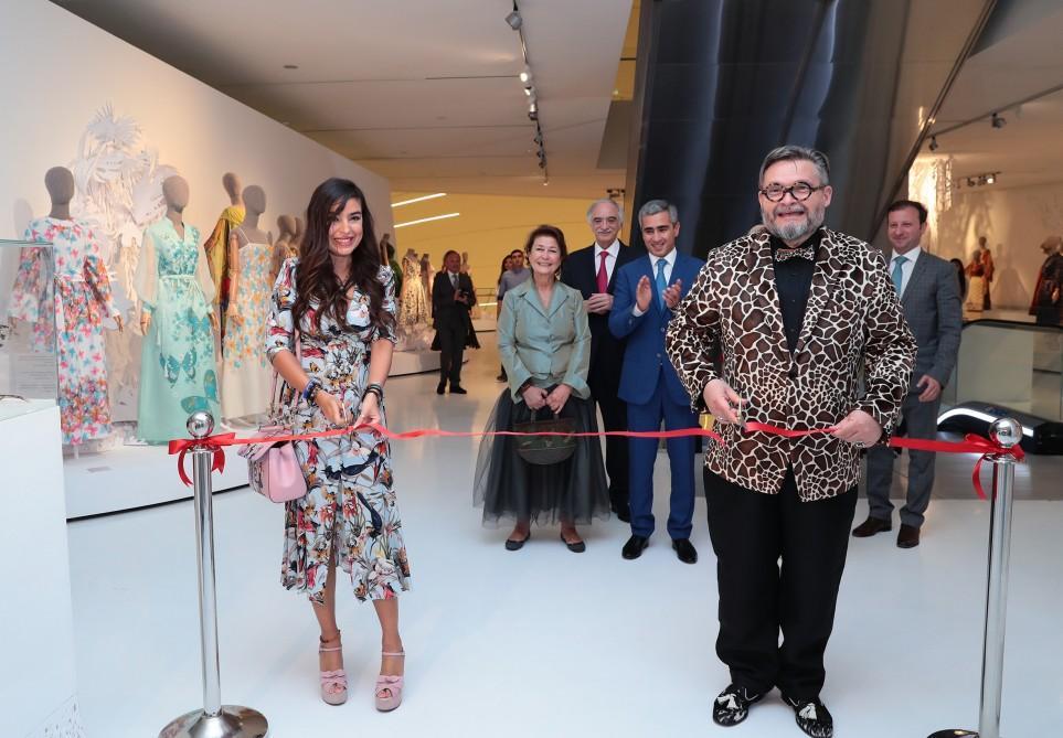 Famous Russian art historian blends nature and fashion in Baku [PHOTO]