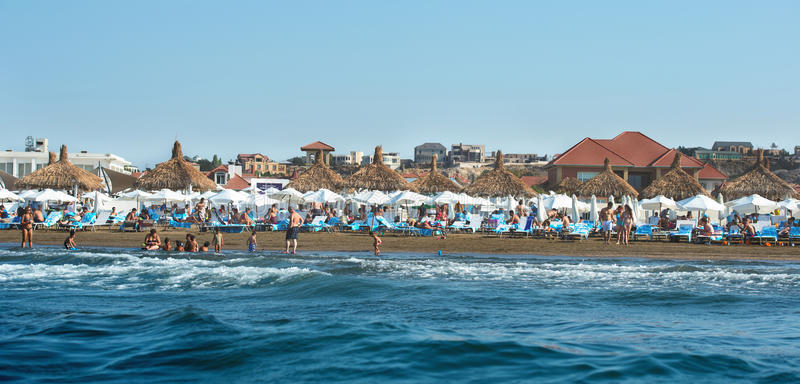 Russian tourists choose Baku beaches