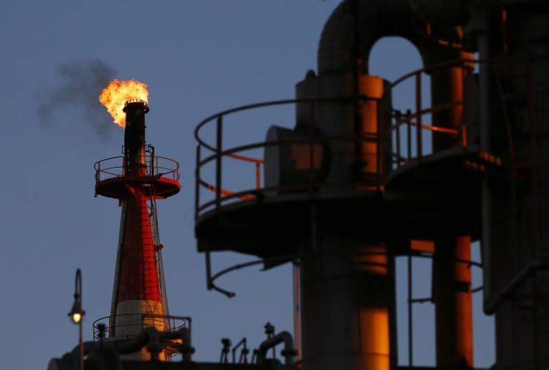 World oil prices drop sharply