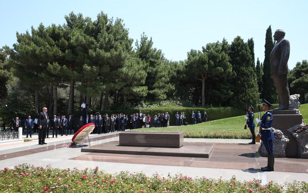 Erdogan visits grave of Azerbaijani national leader Heydar Aliyev [PHOTO]