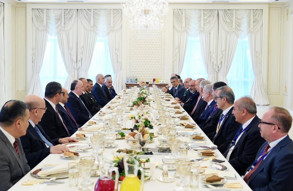 Azerbaijani, Turkish presidents hold expanded meeting as part of working dinner