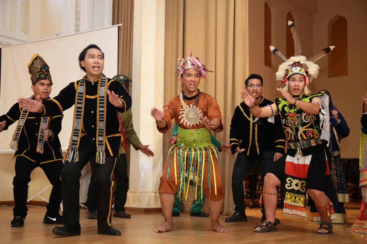 Malaysian folklore presented in Baku [PHOTO]
