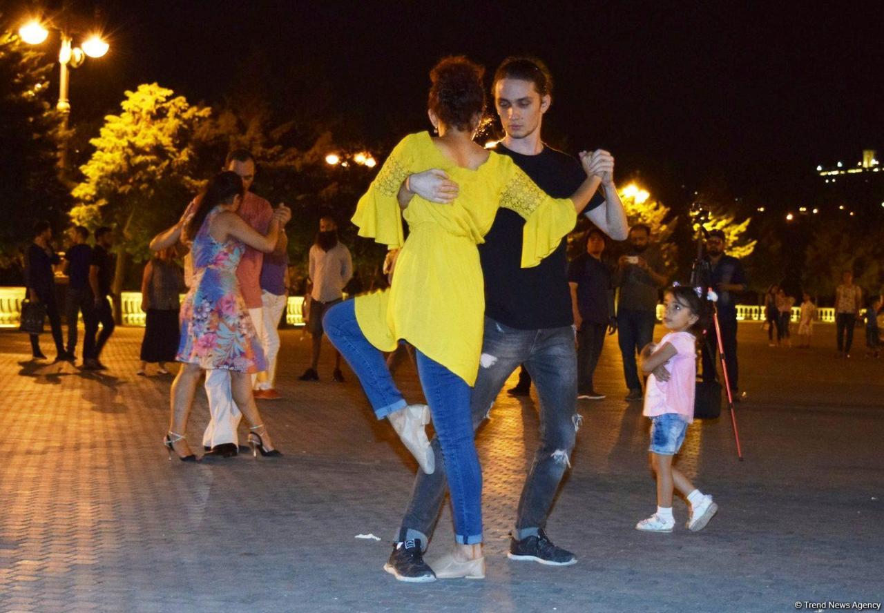 Enjoy Argentine tango at Baku Boulevard [PHOTO]
