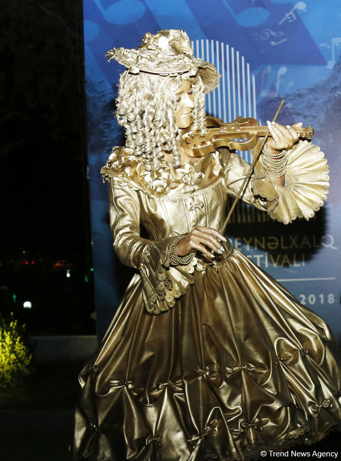 Incredible living statues wows crowds in Gabala [PHOTO]