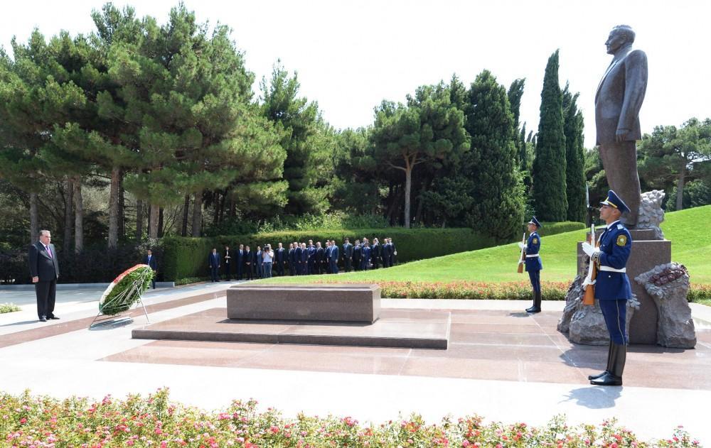 President of Tajikistan visits Alley of Martyrs