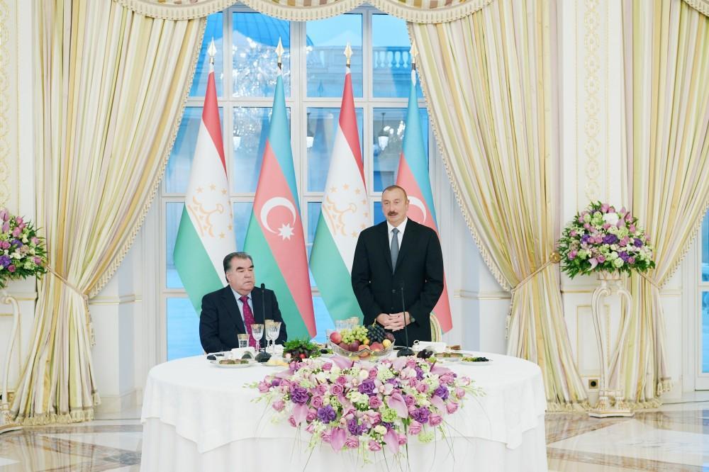 Azerbaijani president hosts official reception in honor of Tajik counterpart [PHOTO]