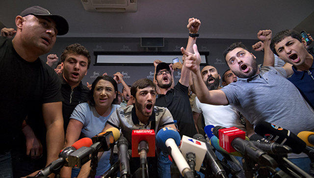 Armenians protest against Kocharyan's release