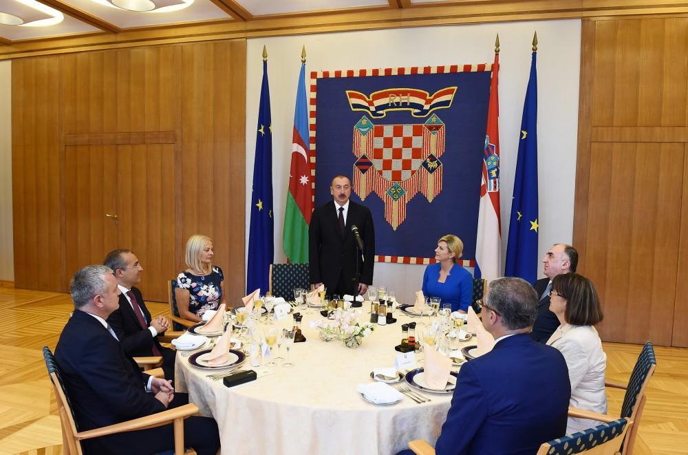 Croatian president hosts official reception in honor of President Aliyev