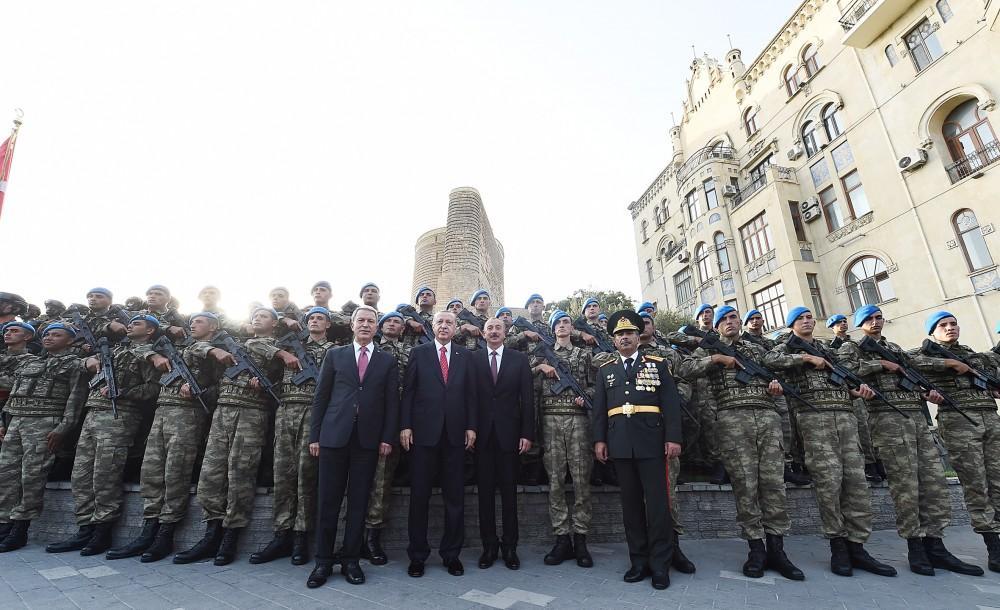 Azerbaijani, Turkish presidents posed for photographs together with parade participants [PHOTO]