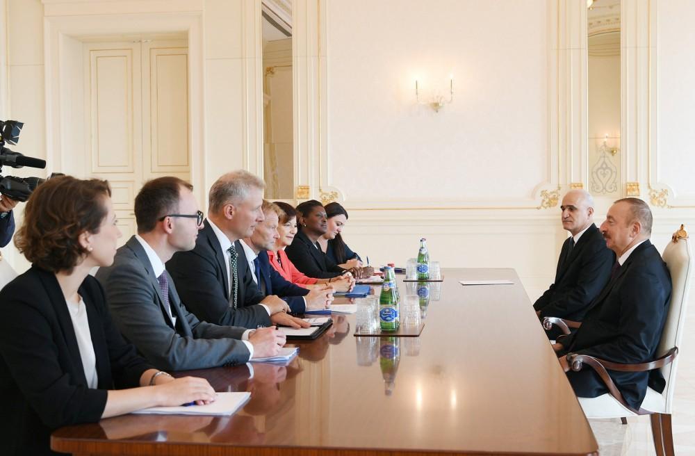 President Ilham Aliyev receives delegation led by European Investment Bank vice-president [PHOTO]