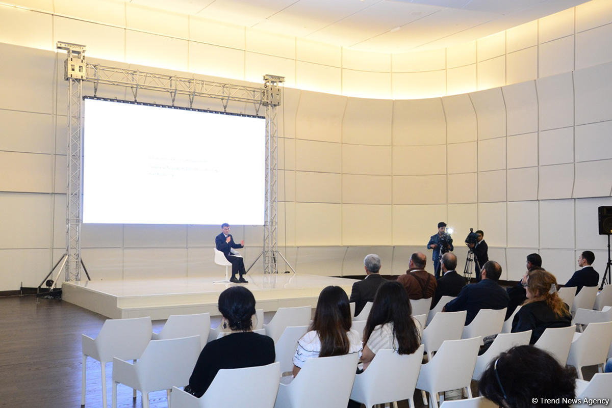 Famous German scholar delivers lecture at Baku’s Heydar Aliyev Center [PHOTO] - Gallery Image