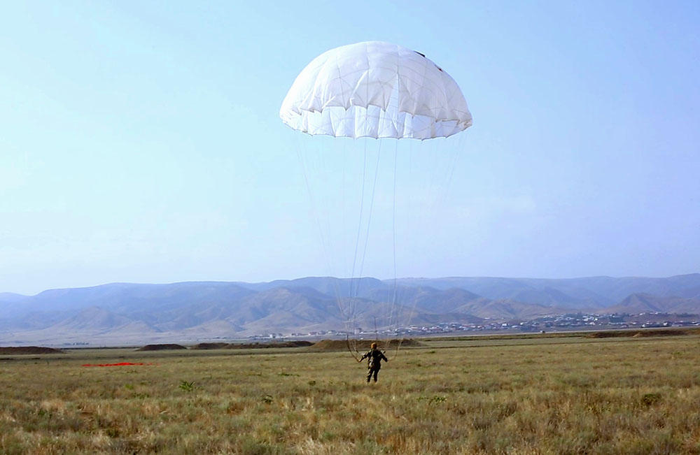 Azerbaijani army units conduct parachute training [VIDEO]