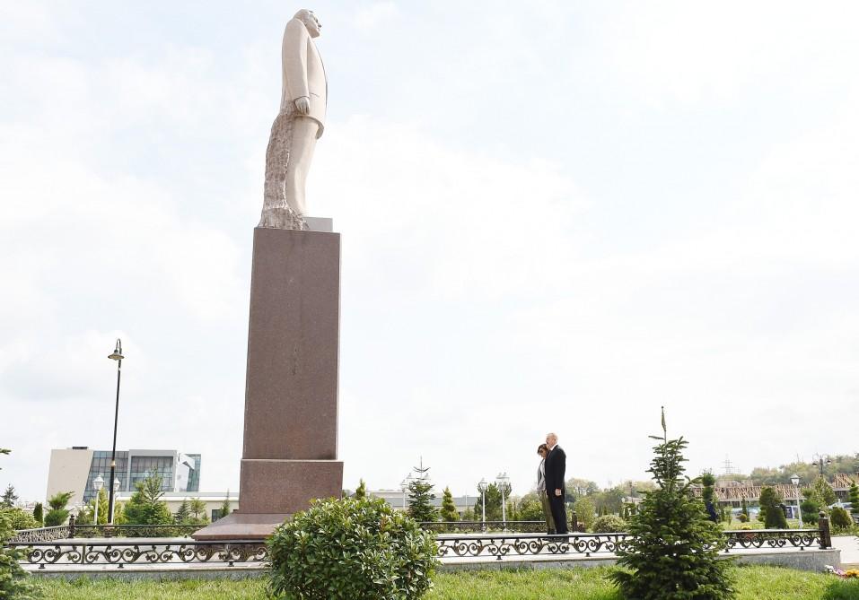 Azerbaijani president, First Lady visit national leader Heydar Aliyev's monument in Guba